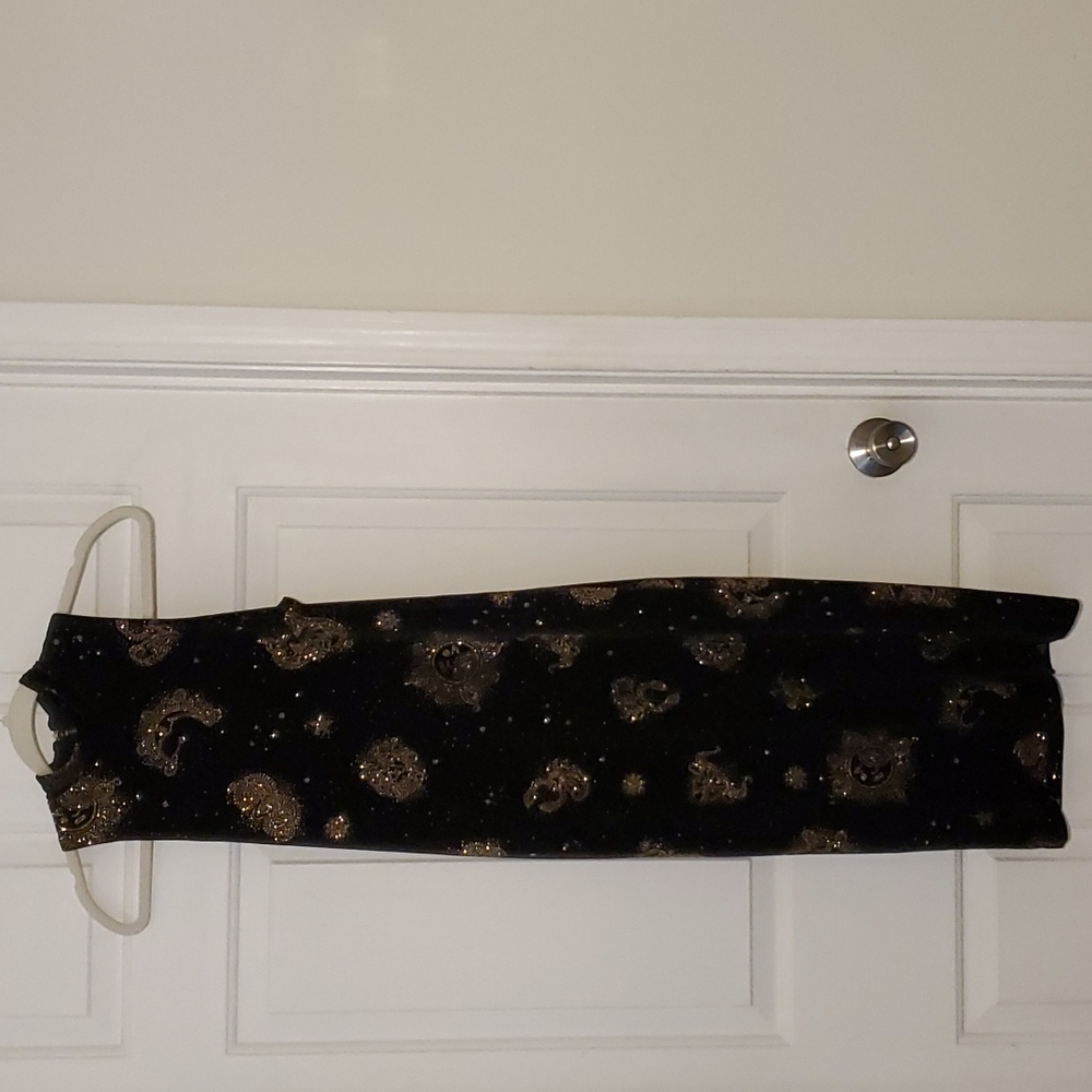 Small, 42" long, 8" slit in the back. Size 2 to 4.